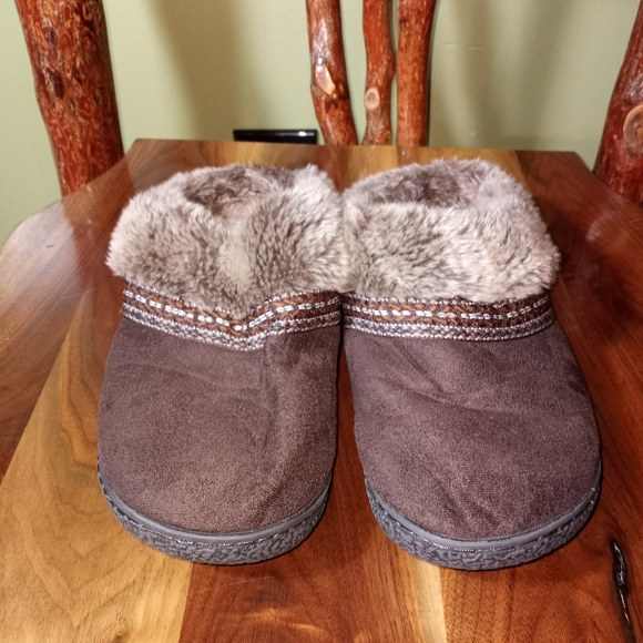 Isotoner Slippers - Picture 2 of 8